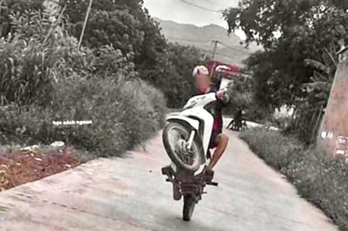 Bốc đầu xe máy để quay clip đăng Facebook, nam thanh niên ở Bắc Giang bị xử phạt