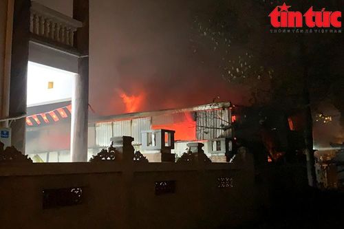 Hà Nội: Cháy lớn tại xưởng may rộng 1.000m2