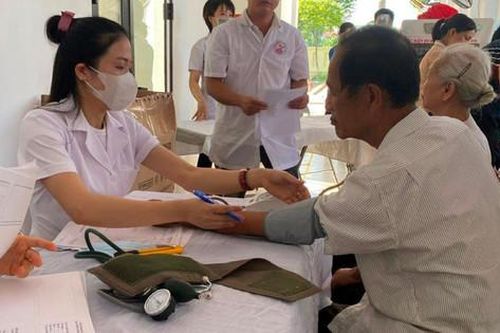 Thanh Oai: Khám bệnh, cấp phát thuốc miễn phí cho 120 đối tượng chính sách, người có công