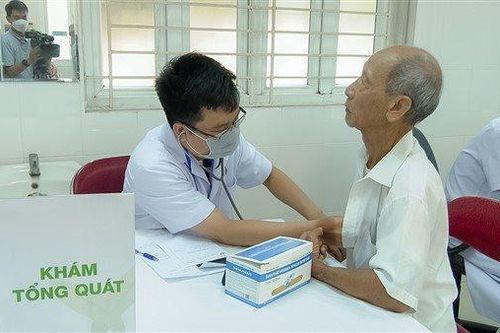 250 cựu thanh niên xung phong huyện Gia Lâm được khám bệnh, cấp thuốc và tặng quà