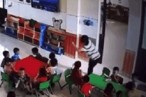 Phẫn nộ cảnh nữ giáo viên kéo lê, liên tục đá vào bé gái tại trường mầm non