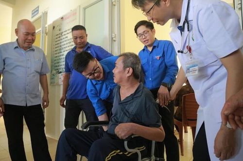 Đoàn Thanh niên Bộ Y tế khám bệnh, phát quà miễn phí cho người dân có hoàn cảnh khó khăn Hòa Bình