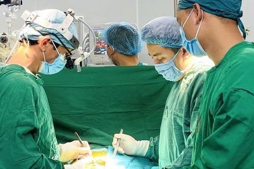 Thay động mạch nhân tạo 'vá' túi phình dễ vỡ