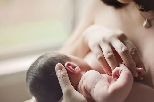 Cho trẻ bú sữa mẹ theo nhu cầu