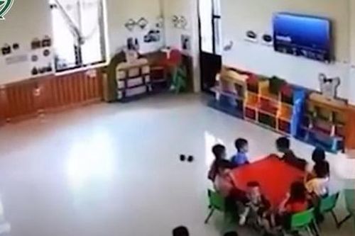 Phẫn nộ cảnh cô giáo mầm non ở Ninh Bình tát tới tấp vào mặt trẻ trong lúc cho ăn trưa