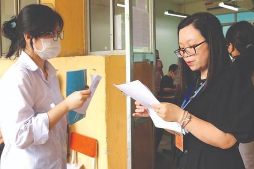 Áp lực vào lớp 10 tại Hà Nội: Không để kéo dài