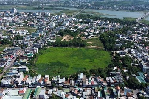 Phê bình Giám đốc BQL dự án ĐTXD và phát triển quỹ đất TP Quảng Ngãi