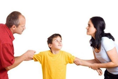 Chồng không giao con theo bản án ly hôn, phải làm sao?