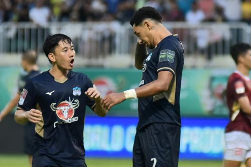 Tiền đạo 'chân gỗ' giúp HAGL sáng cửa trụ hạng