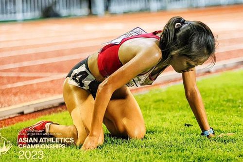 Nữ VĐV Việt Nam chạy 10.000m, nôn khan khi về đích ở giải châu Á, triệu fan xót xa và tự hào