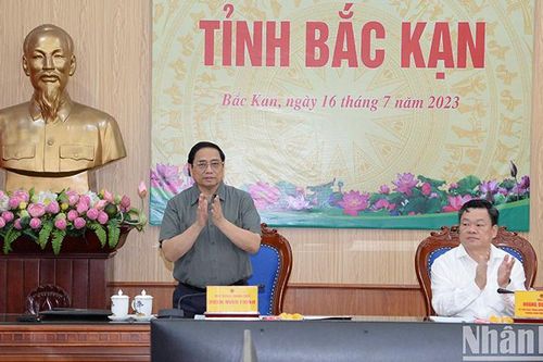 Bắc Kạn phát huy tinh thần tự lực, tự cường, chú trọng phát triển kinh tế rừng và du lịch