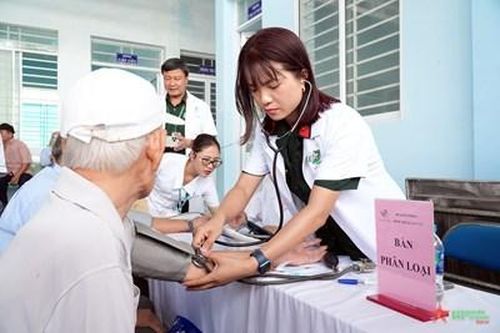Bệnh viện Quân y 175 (Bộ Quốc phòng) khám bệnh, cấp thuốc miễn phí hơn 800 lượt người tại Phú Yên