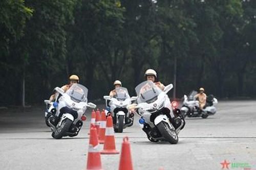 Cảnh sát giao thông huấn luyện tuần tra, dẫn đoàn