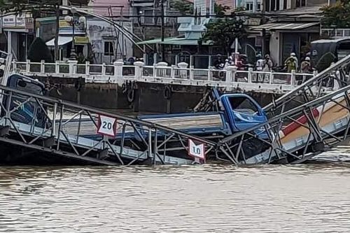 Trà Vinh: Một cây cầu bị sập trong lúc thử tải trọng