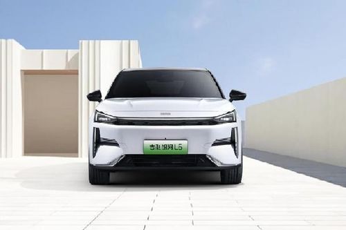 Galaxy L6 sedan 'ăn' chỉ 5 lít xăng/100km, từ 326 triệu sắp về Việt Nam?