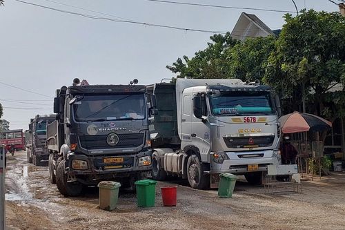 Xe tải phá nát đường, dân bức xúc mang đồ ra chặn