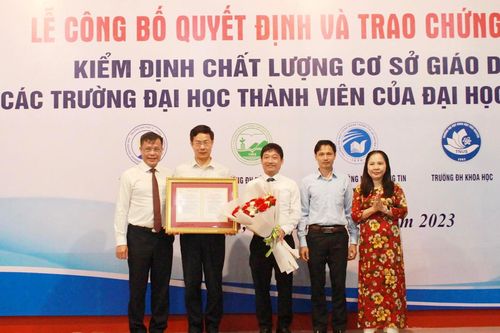Trao chứng nhận kiểm định chất lượng cho cơ sở giáo dục đại học