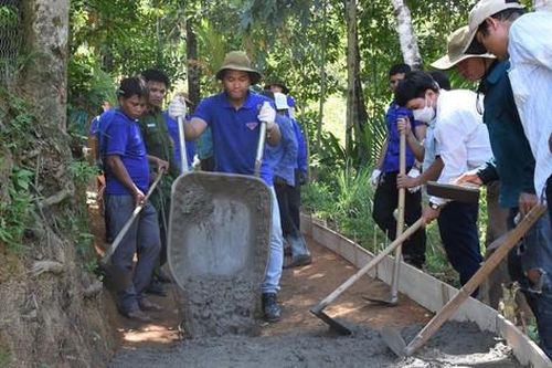 Áo xanh tình nguyện 'phủ sóng' khắp nơi