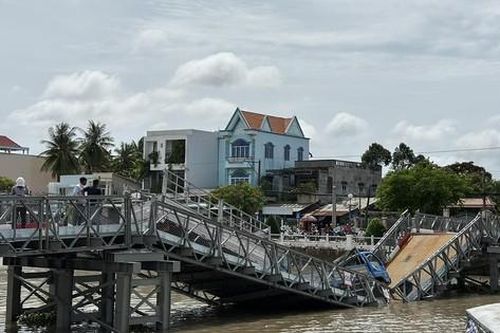 Cầu bị sập do chạy xe thử tải