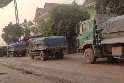 Dân chặn xe vì đường xuống cấp nghiêm trọng