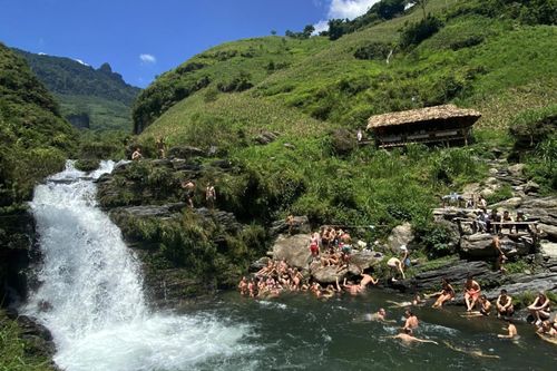 Hà Giang tạm dừng hoạt động tắm tại thác Du Già sau vụ du khách tử vong