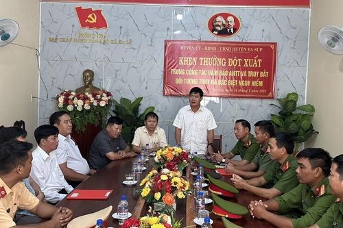 Thưởng nóng lực lượng truy bắt 3 kẻ bị truy nã vụ tấn công trụ sở xã ở Đắk Lắk
