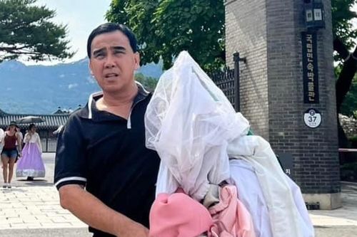 Quyền Linh nhăn nhó phục vụ vợ con chụp ảnh, Phương Oanh sexy