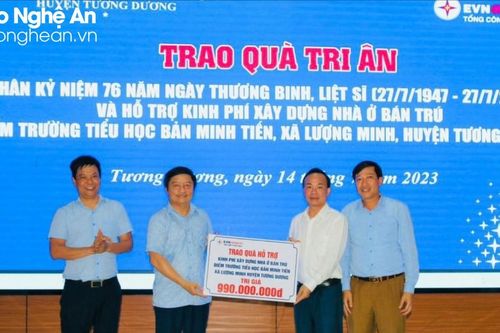 Tổng Công ty Phát điện 1 trao 200 phần quà cho các gia đình chính sách, hỗ trợ kinh phí xây nhà bán trú tại Tương Dương