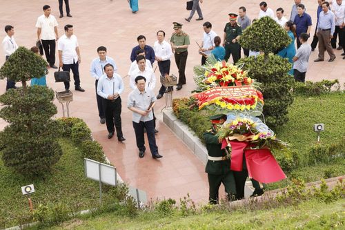 Chủ tịch Quốc hội tưởng niệm các Anh hùng liệt sỹ ở Quảng Trị