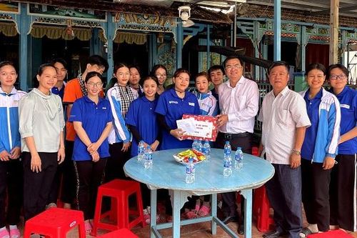 Lãnh đạo huyện Thanh Bình thăm, tặng quà sinh viên tình nguyện hè