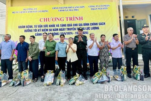Tặng quà, khám chữa bệnh, cấp phát thuốc miễn phí tại xã Mai Pha