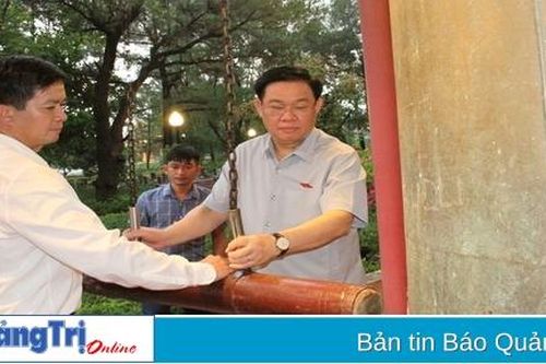 Chủ tịch Quốc hội Vương Đình Huệ tri ân các anh hùng liệt sĩ và tặng quà gia đình chính sách tại Quảng Trị