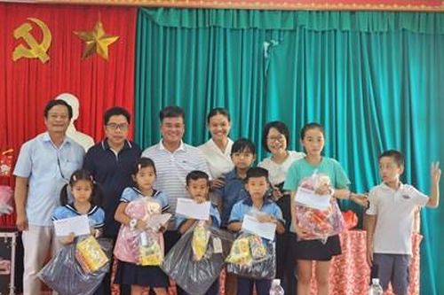 Tặng 10 suất quà cho trẻ em có hoàn cảnh khó khăn ở Quảng Thái