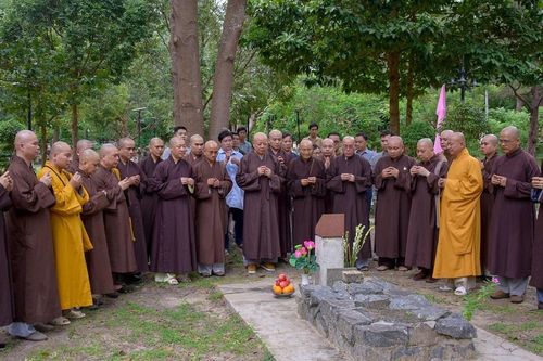 Thăm mộ phần cố Đại đức Thích Hành Tuệ - Liệt sĩ hy sinh tại Côn Đảo
