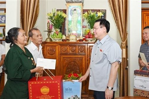 Chủ tịch Quốc hội Vương Đình Huệ tặng quà các gia đình chính sách tại Quảng Trị