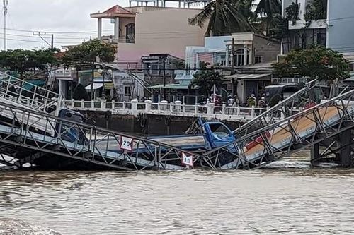 Cầu tạm ở Trà Vinh đang thử tải trọng thì bị sập
