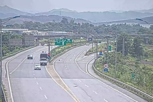 Truy tìm chiếc xe tải tông tử vong người phụ nữ đi bộ trên cao tốc