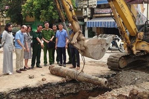 Phát hiện súng thần công Triều Nguyễn khi đào máng đặt ống thoát nước