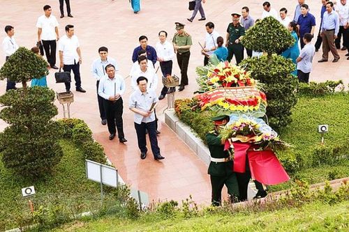 Chủ tịch Quốc hội Vương Đình Huệ dâng hương tưởng niệm các liệt sĩ tại Quảng Trị
