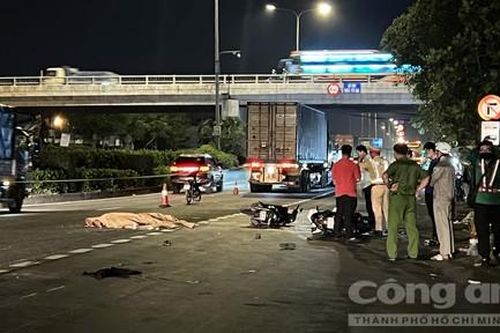 Hai xe máy va chạm, người đàn ông ngã ra đường bị xe container cán tử vong