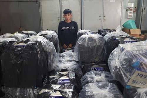 Cảnh sát phục bắt đối tượng lái xe tải vận chuyển 25.000 gói thuốc lậu
