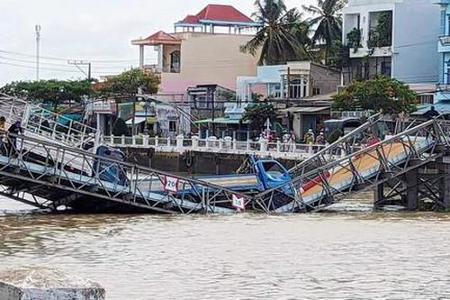 Hy hữu dùng 2 ô tô thử tải cầu tạm dẫn đến cầu sập, xe suýt rớt sông