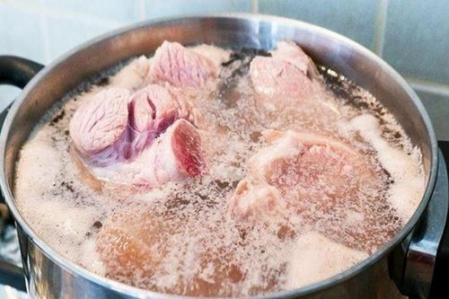Nước luộc thịt sủi bọt có phải do lợn nhiễm hóa chất?