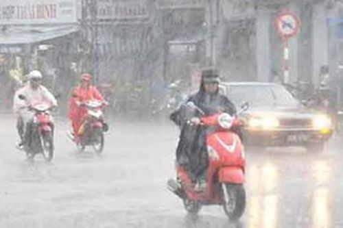 Ảnh hưởng bão Talim, Hà Nội mưa rất to, gió mạnh