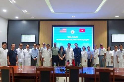 Đoàn bác sĩ tình nguyện Mỹ chia sẻ kinh nghiệm khám, chữa bệnh với các bác sĩ Đà Nẵng