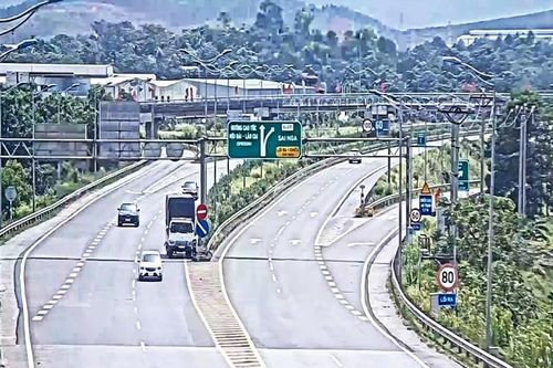 Truy tìm tài xế xe tải đâm tử vong người đi bộ trên cao tốc rồi bỏ chạy