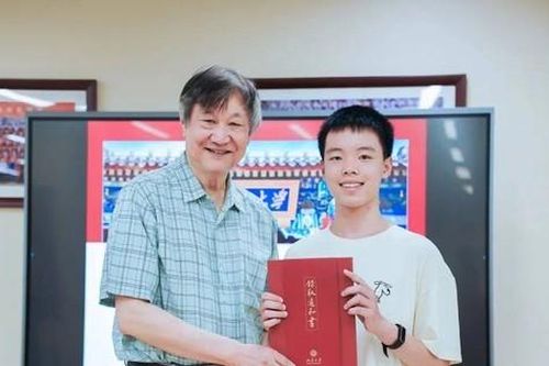 Tuổi trẻ tài cao: Nam sinh Trung Quốc nhận giấy trúng tuyển Bắc Đại khi mới 14 tuổi