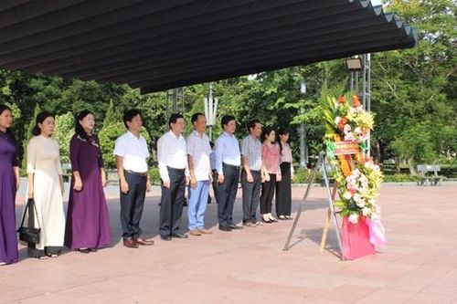 BẢN TIN MẶT TRẬN: Phó Chủ tịch Nguyễn Hữu Dũng viếng anh hùng liệt sĩ, thăm gia đình có công tại Quảng Trị
