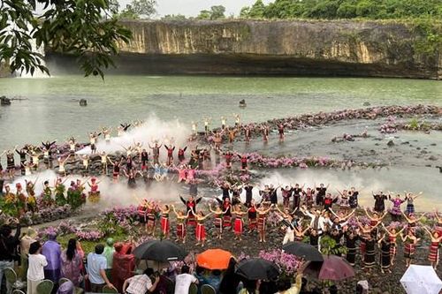 Chương trình thời trang nghệ thuật thổ cẩm các dân tộc Tây Nguyên