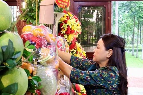 Phó Chủ tịch - Tổng Thư ký Nguyễn Thị Thu Hà dâng hương tưởng niệm tại Khu lưu niệm Chủ tịch Tôn Đức Thắng